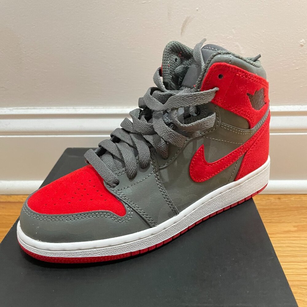 Brand New Nike Air Jordan 1 Retro High Camo Bred Size 4Y Grey Red 822858-032